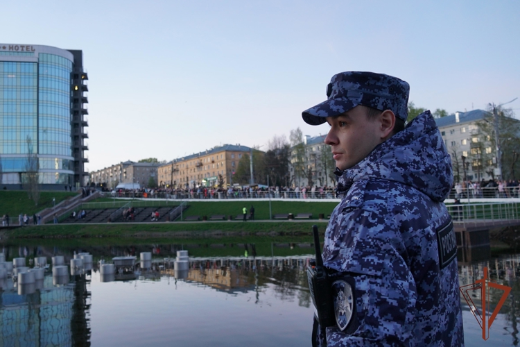 Росгвардейцы приняли участие в охране общественного порядка во время торжественного открытия фонтана в парке им. Кирова