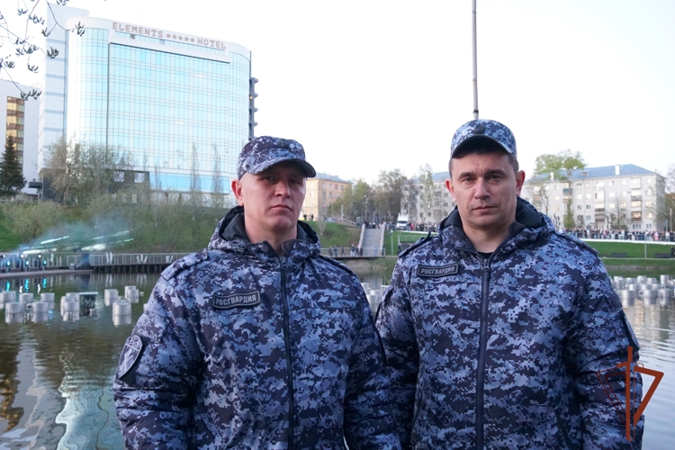 Росгвардейцы приняли участие в охране общественного порядка во время торжественного открытия фонтана в парке им. Кирова