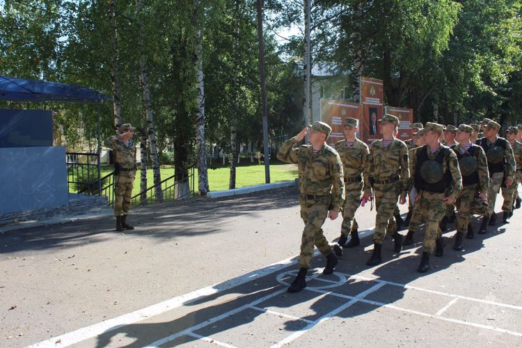 В кировской воинской части и госпитале Росгвардии отметили 350-летие Государственного флага Российской Федерации