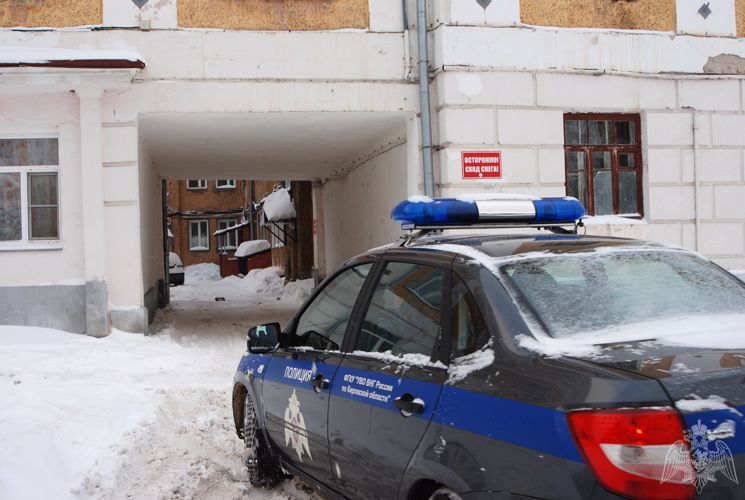 В Кирове росгвардейцы задержали подозреваемых в незаконном проникновении на территорию частного дома 