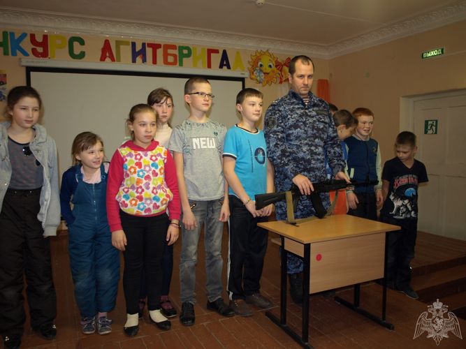 В Кирове росгвардейцы провели урок начальной военной подготовки, посвященный Михаилу Калашникову и Евграфу Комаровскому