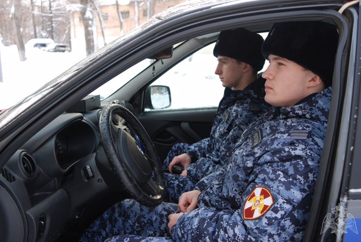 В Кирове росгвардейцы задержали подозреваемых в попытке проникновения в чужой автомобиль