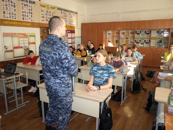 Кировские росгвардейцы провели для школьников Урок Мужества, посвященный Герою Советского Союза Алексею Волошину 