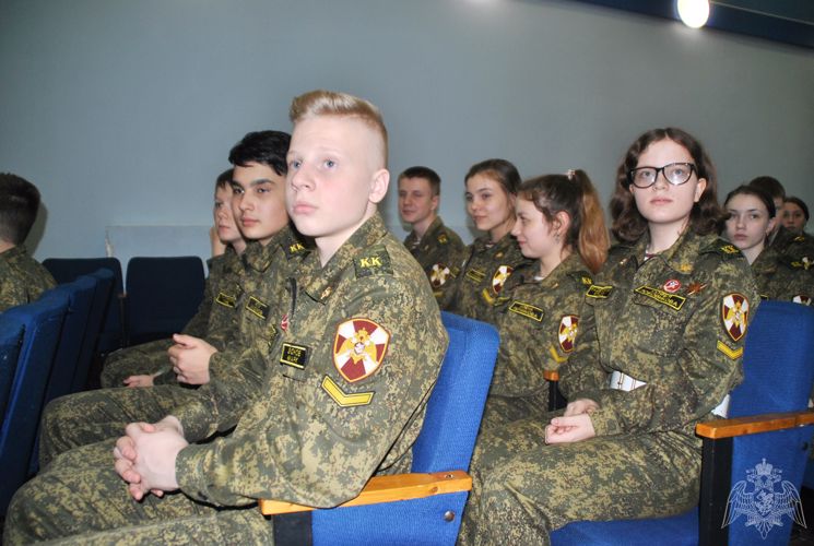 Офицеры Росгвардии рассказали кировским школьникам, как поступить в ведомственные военные вузы 