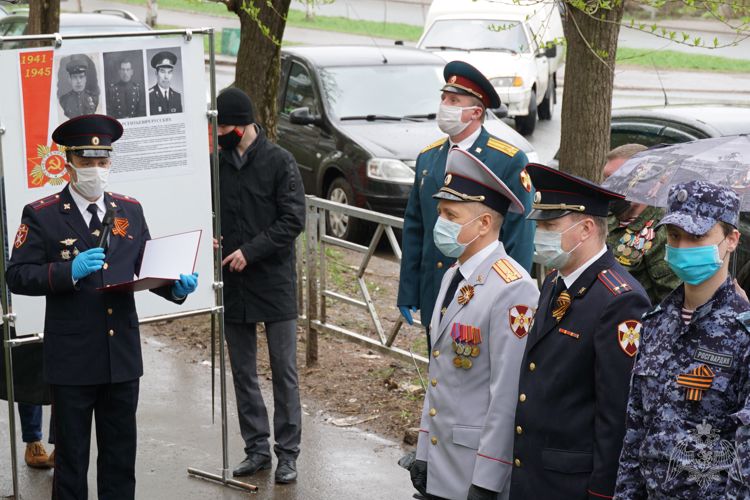 Кировские росгвардейцы приняли участие в акции «Парад у дома ветерана»