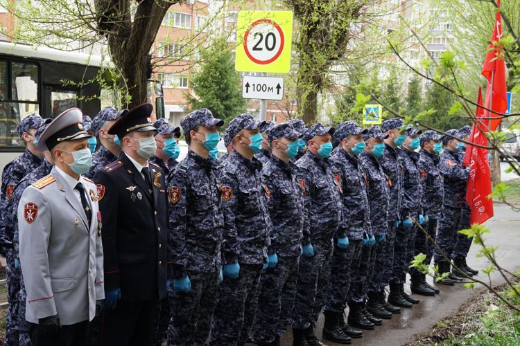 Кировские росгвардейцы приняли участие в акции «Парад у дома ветерана»