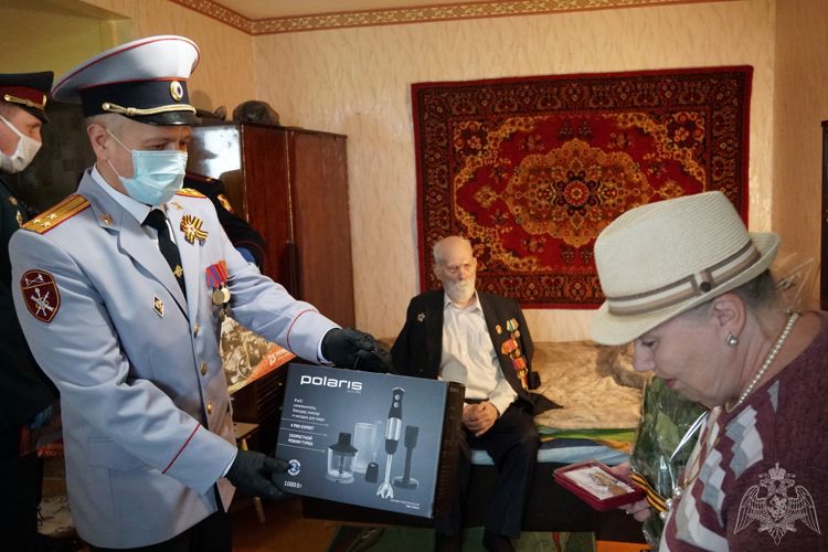 Кировские росгвардейцы приняли участие в акции «Парад у дома ветерана»