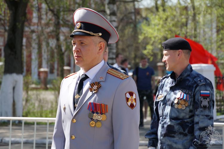 В Кирове сотрудники и военнослужащие Росгвардии возложили цветы к Вечному огню