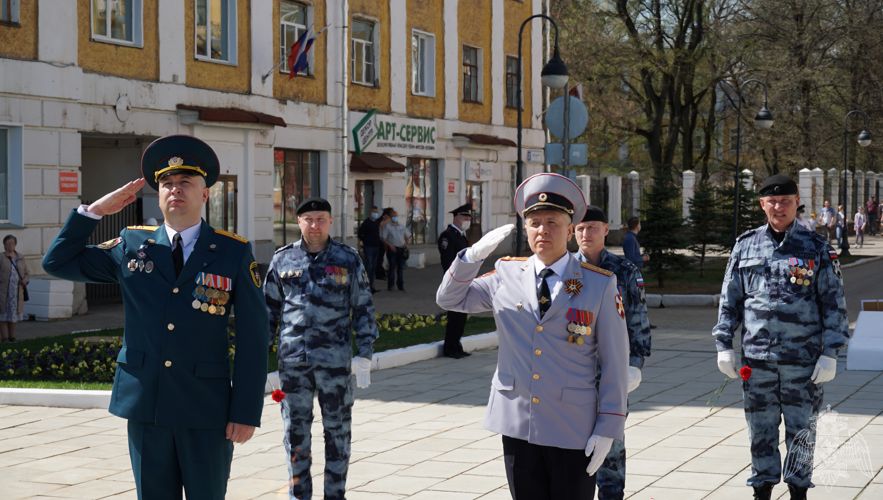 В Кирове сотрудники и военнослужащие Росгвардии возложили цветы к Вечному огню