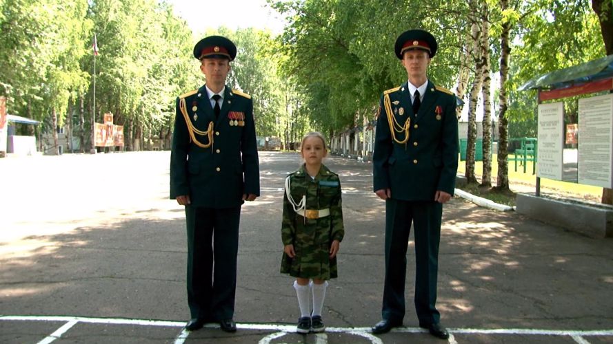 Кировские юнармейцы и росгвардейцы поздравляют с Днем России!