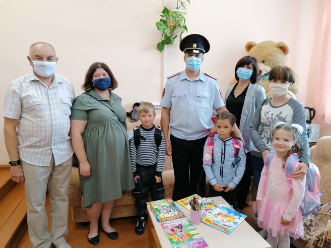 Кировские росгвардейцы приняли участие в благотворительной акции "Соберем ребенка в школу"
