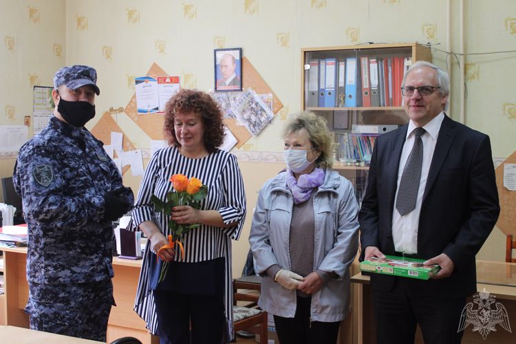 Сотрудники и ветераны вневедомственной охраны Росгвардии поздравили юнармейцев школы № 45 с началом учебного года