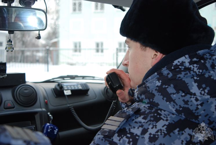В городе Слободском Кировской области росгвардейцы задержали подозреваемых в грабеже 