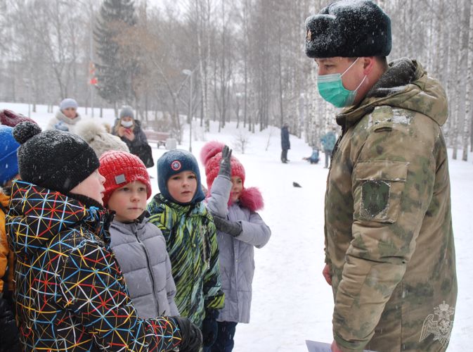 Управлением Росгвардии по Кировской области ко Дню Неизвестного солдата проведена экскурсия для подшефных первоклассников
