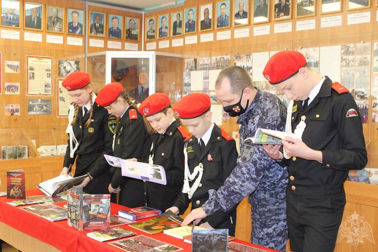 Кировские сотрудники вневедомственной охраны пригласили в гости отличившихся в учебе и спорте подшефных кадетов 