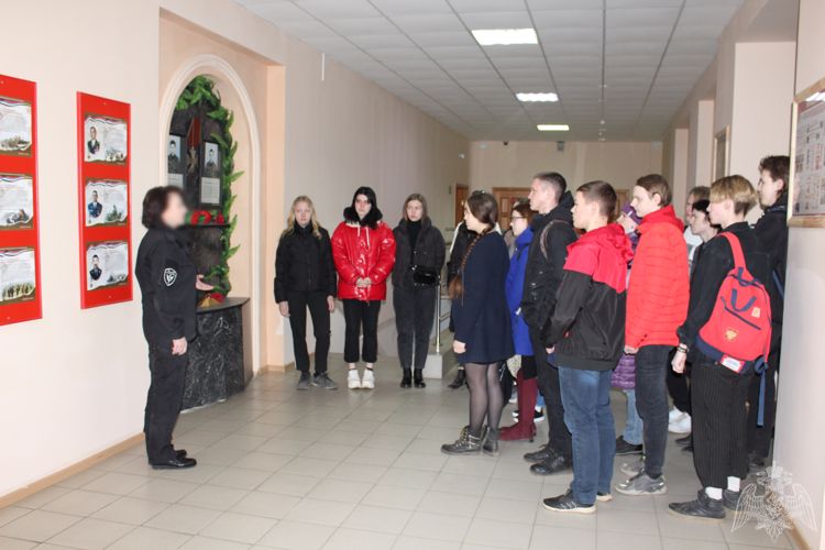 В Кирове сотрудники ОМОН Росгвардии провели урок Мужества для воспитанников клуба «Фемида»