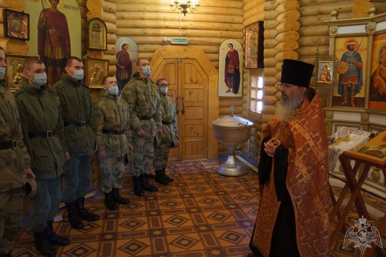 В кировской воинской части Росгвардии прошел праздничный молебен 