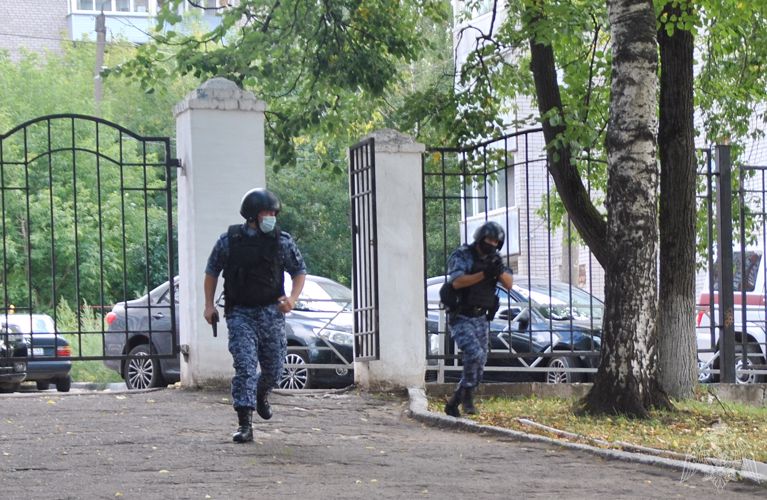 В Кирове росгвардейцы проверяют безопасность школ перед началом нового учебного года