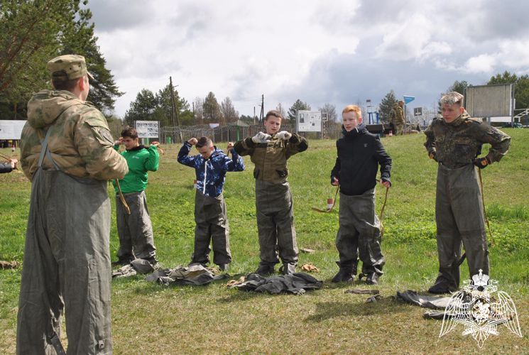 В Кирове на полигоне Росгвардии старшеклассники прошли курс молодого бойца