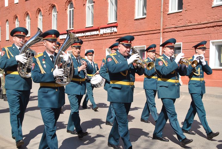 В Кирове военнослужащие Росгвардии поздравили жителей города с Днем Победы музыкальной акцией
