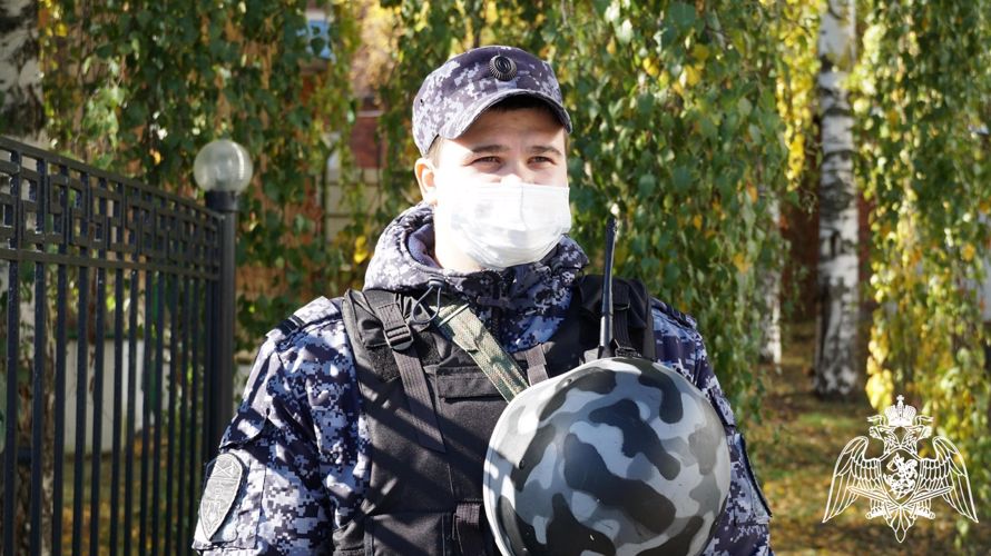 В Кирове росгвардейцы задержали женщину, находящуюся в розыске за серию краж