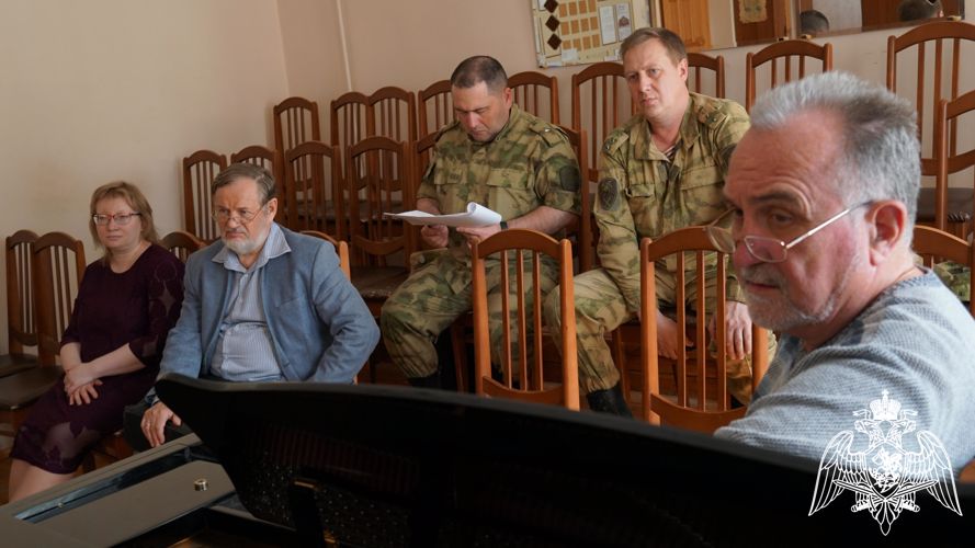 В Кировском колледже музыкального искусства имени И.В. Казенина росгвардейцы приняли участие в проведении круглого стола