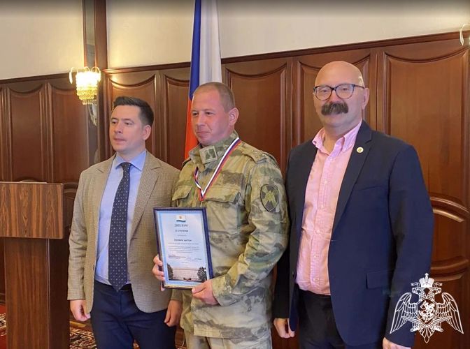 Заместитель председателя правительства Кировской области Андрей Маури наградил росгвардейцев за спортивные достижения