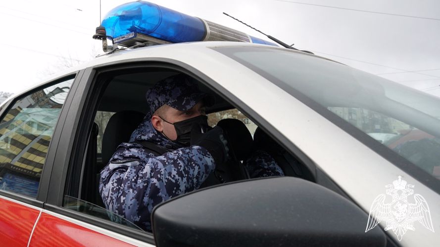 В Кирове росгвардейцы задержали мужчину, угрожавшего ножом посетителям кафе