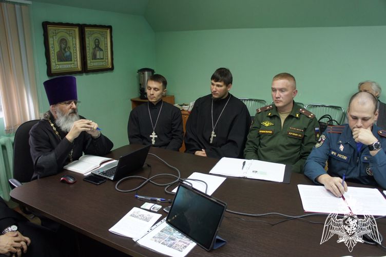 В Кирове росгвардейцы и ветераны ведомства приняли участие в работе XXVII Свято-Трифоновских чтений