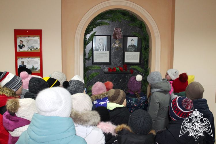 Кировские школьники посетили ОМОН «Вятич» в рамках мероприятий ко Дню Конституции