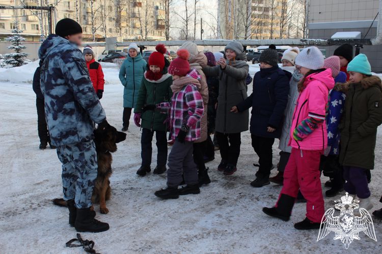 Кировские школьники посетили ОМОН «Вятич» в рамках мероприятий ко Дню Конституции