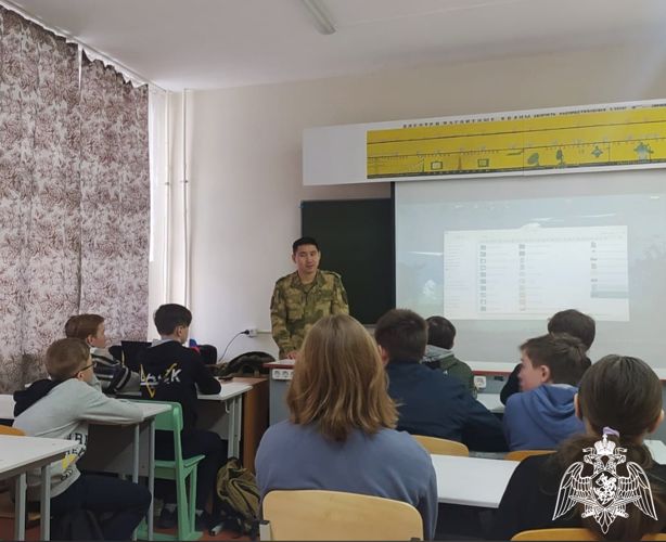 Кировские росгвардейцы провели урок мужества для учащихся кстининской школы