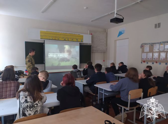 Кировские росгвардейцы провели урок мужества для учащихся кстининской школы