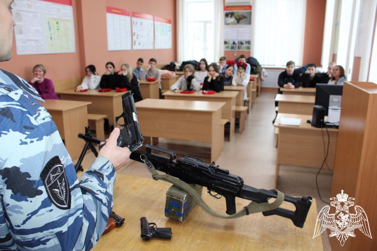 В Кирове сотрудники ОМОН "Вятич" Росгвардии рассказали о своей службе юнармейцам