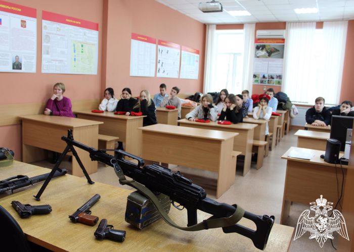В Кирове сотрудники ОМОН "Вятич" Росгвардии рассказали о своей службе юнармейцам