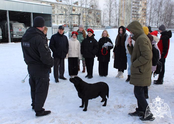 В Кирове сотрудники ОМОН "Вятич" Росгвардии рассказали о своей службе юнармейцам