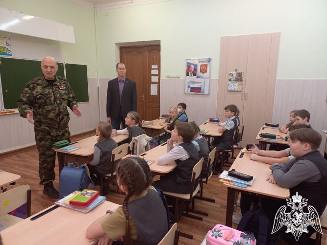 Ветераны Росгвардии провели встречи на военно-патриотическую тематику с кировскими школьниками 