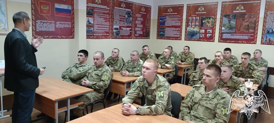 Ветеран Росгвардии напомнил военнослужащим по призыву о мужестве жителей блокадного Ленинграда