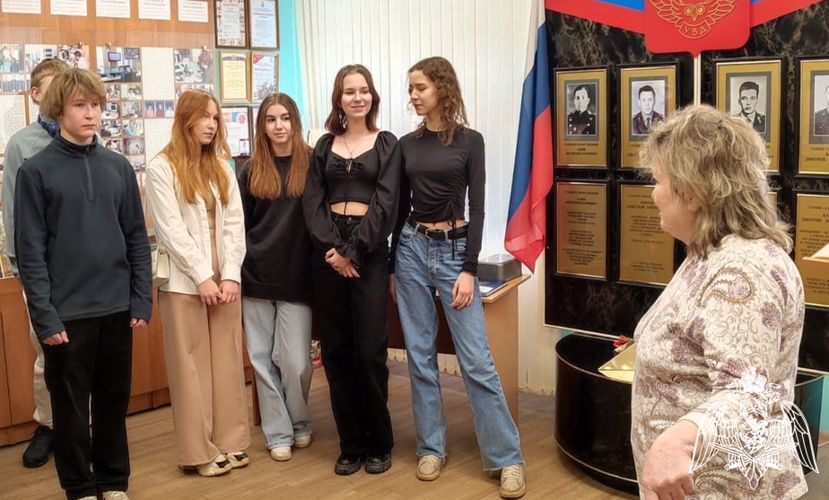 В Кирове росгвардейцы провели День открытых дверей для подшефных школьников