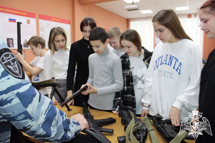 Кировские школьники посетили ОМОН «Вятич» 