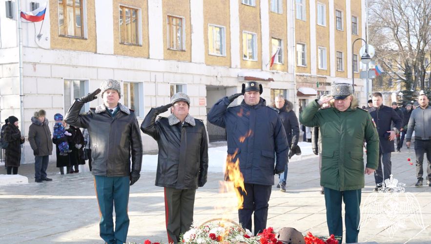 В Кирове в День защитника Отечества росгвардейцы возложили цветы к Вечному огню