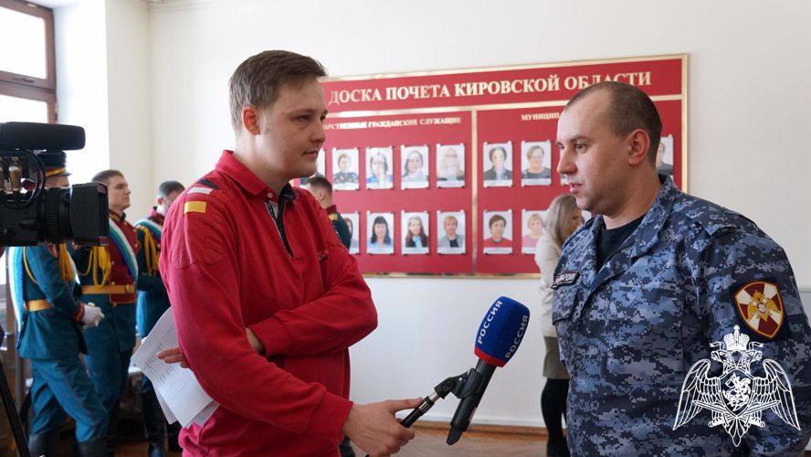 Губернатор Кировской области Александр Соколов вручил государственную награду сотруднику Росгвардии Антону Богдановичу