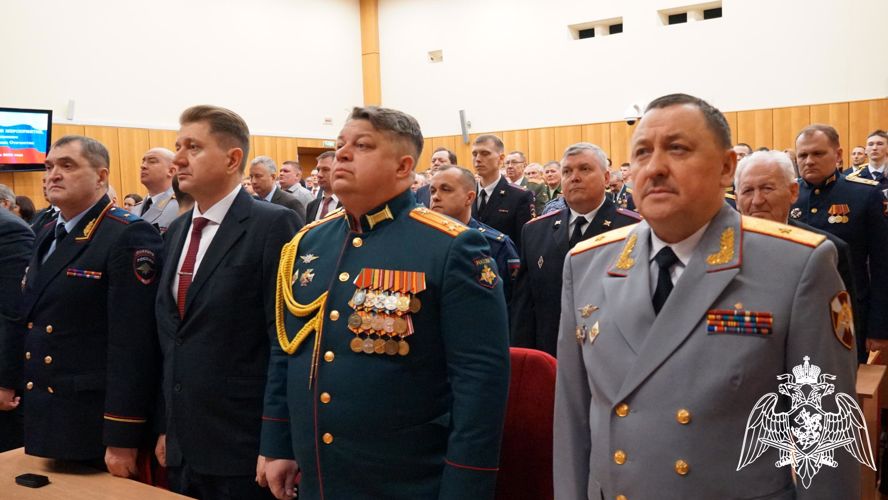 Губернатор Кировской области Александр Соколов вручил государственную награду сотруднику Росгвардии Антону Богдановичу