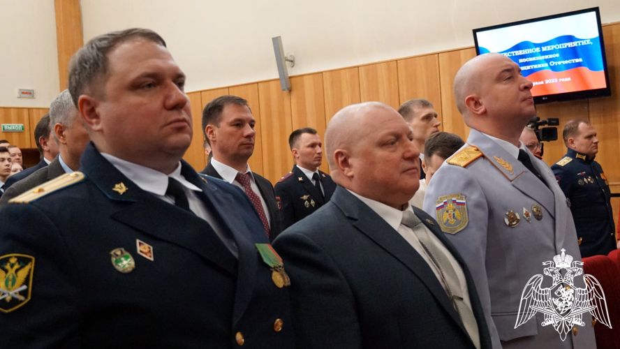Губернатор Кировской области Александр Соколов вручил государственную награду сотруднику Росгвардии Антону Богдановичу
