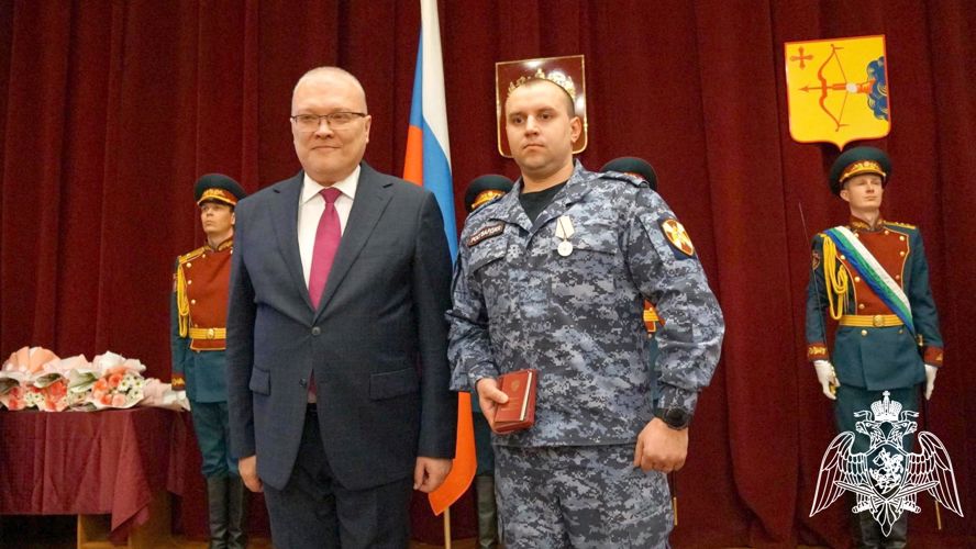 Губернатор Кировской области Александр Соколов вручил государственную награду сотруднику Росгвардии Антону Богдановичу