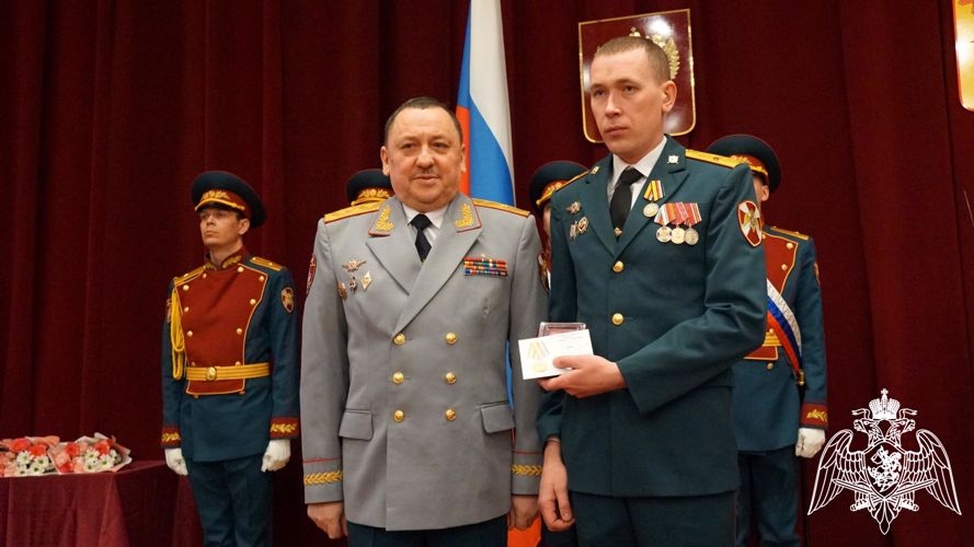 Губернатор Кировской области Александр Соколов вручил государственную награду сотруднику Росгвардии Антону Богдановичу