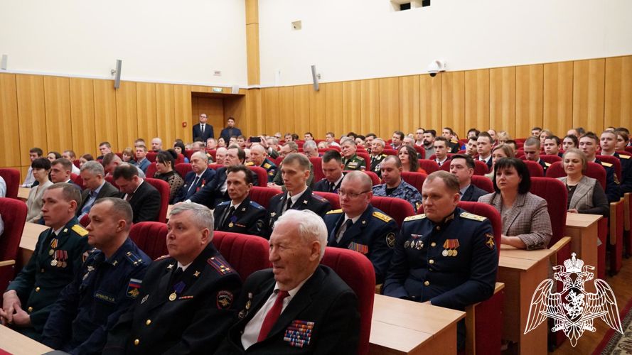 Губернатор Кировской области Александр Соколов вручил государственную награду сотруднику Росгвардии Антону Богдановичу