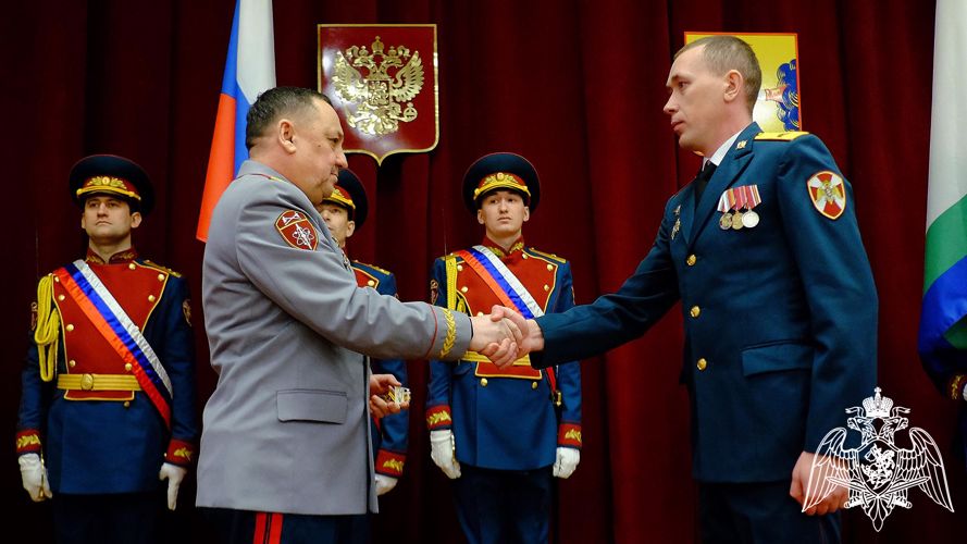 Губернатор Кировской области Александр Соколов вручил государственную награду сотруднику Росгвардии Антону Богдановичу