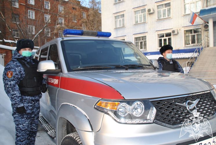 В Кирове росгвардейцы задержали подозреваемых в открытом хищении спиртного