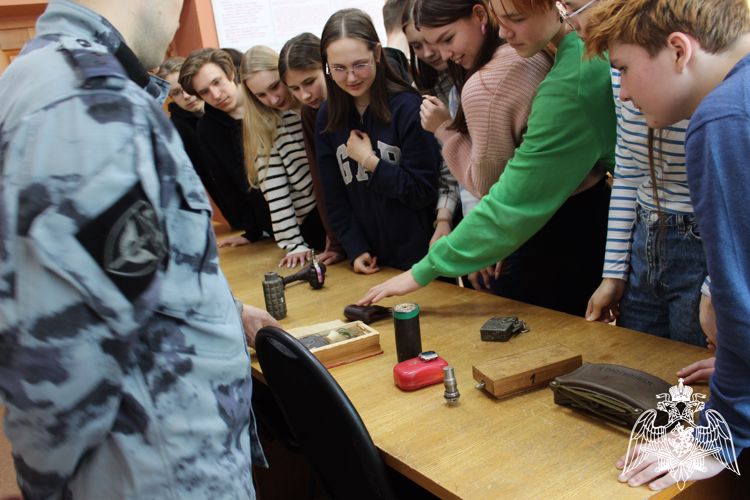  В Кирове подшефные ОМОН «Вятич» Росгвардии поздравили бойцов с Днем защитника Отечества  